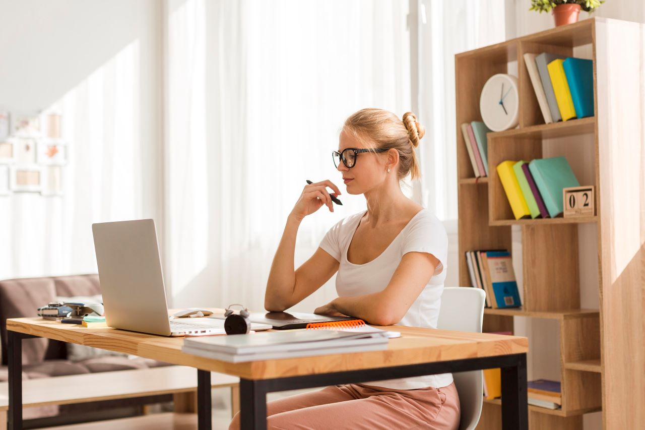 firmy wprowadzają home office