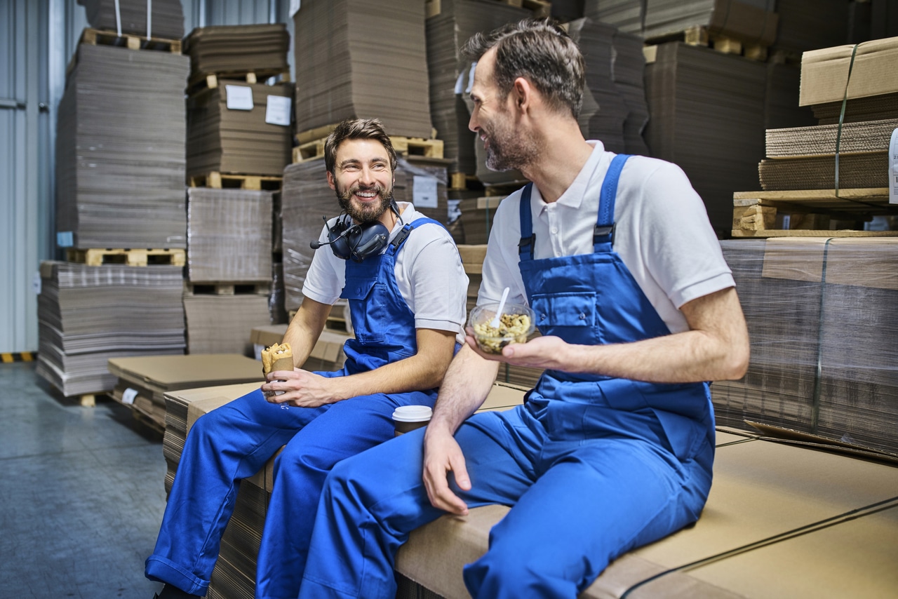 two-happy-workers-having-lunch-break-in-factory-2022-12-16-22-24-29-utc_Easy-Resize.com