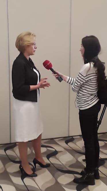 Na zdjęciu dwie kobiety, z czego jedna z nich do redaktorka przeprowadzająca wywiad z drugą kobietą. 