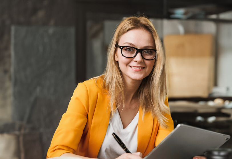 osoba trzymająca tablet